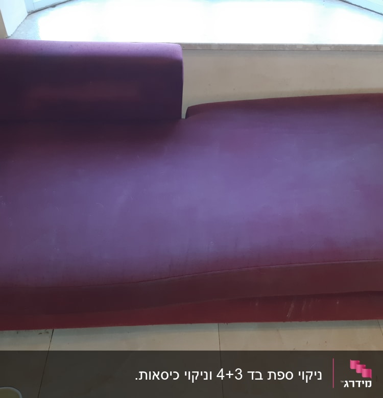 ספה אדומה עם כתמים על המושב